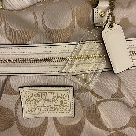 Coach | Poppy | Khaki Signature Tote - Picture 3 of 16